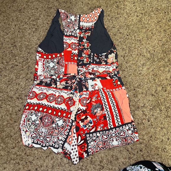 Guess Belle V-Neck Romper - Picture 7 of 7